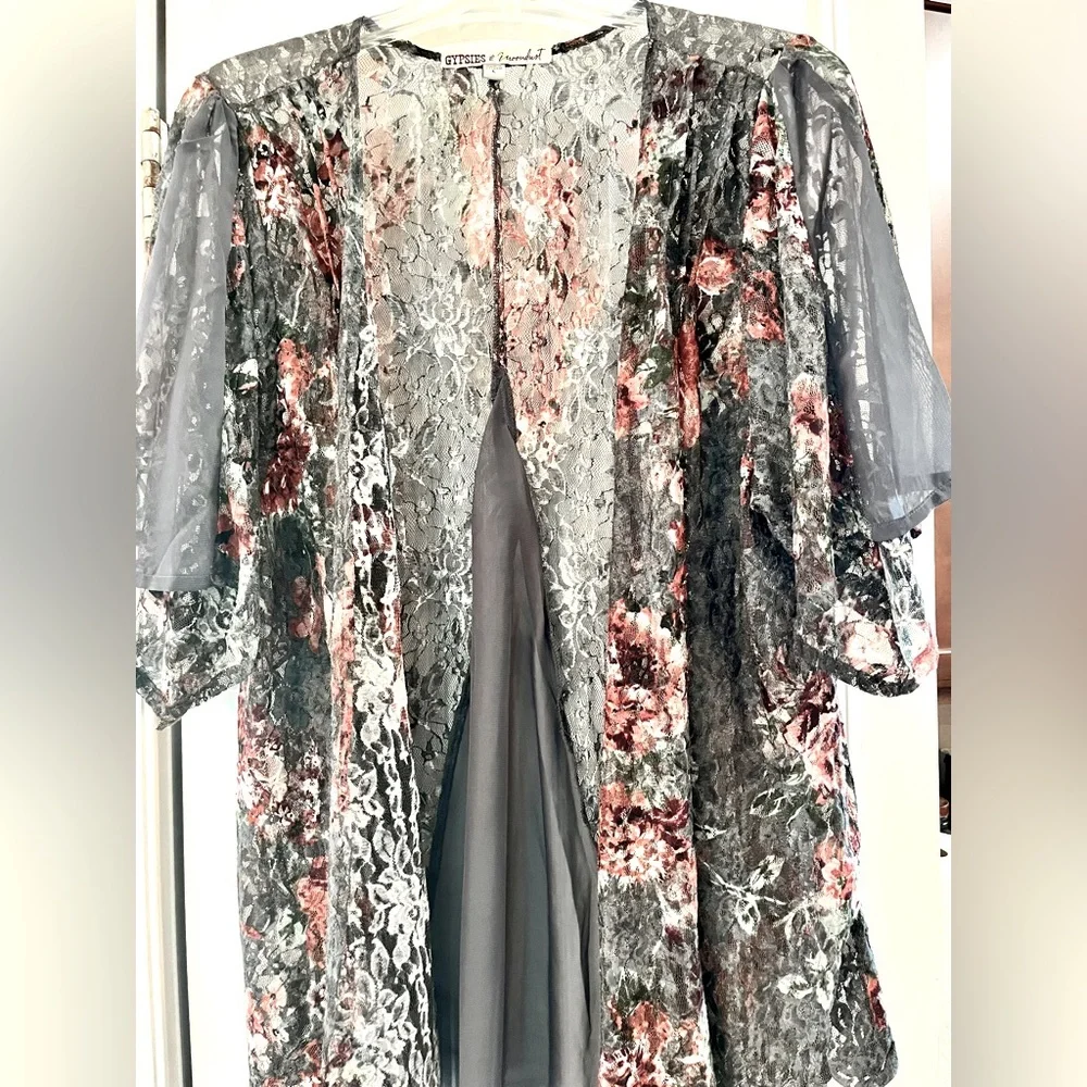 Short kimono, layering piece, lightweight, lacy, gray & rose floral draping, - Picture 2 of 7